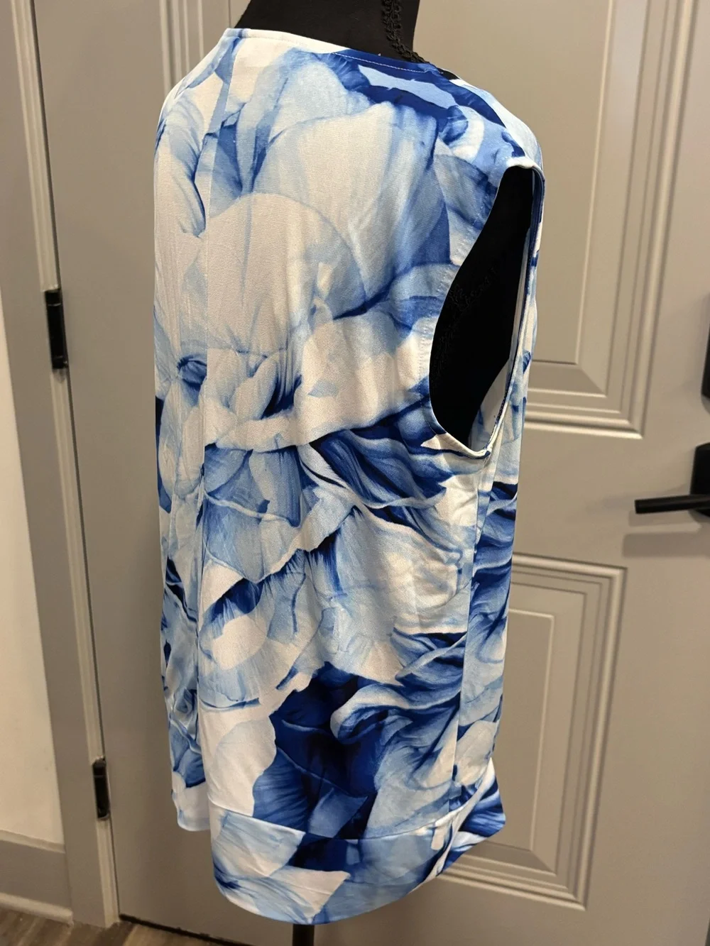 Jennifer Lopez Blue & White Floral Wrap-Front Sleeveless Tunic - Picture 2 of 3